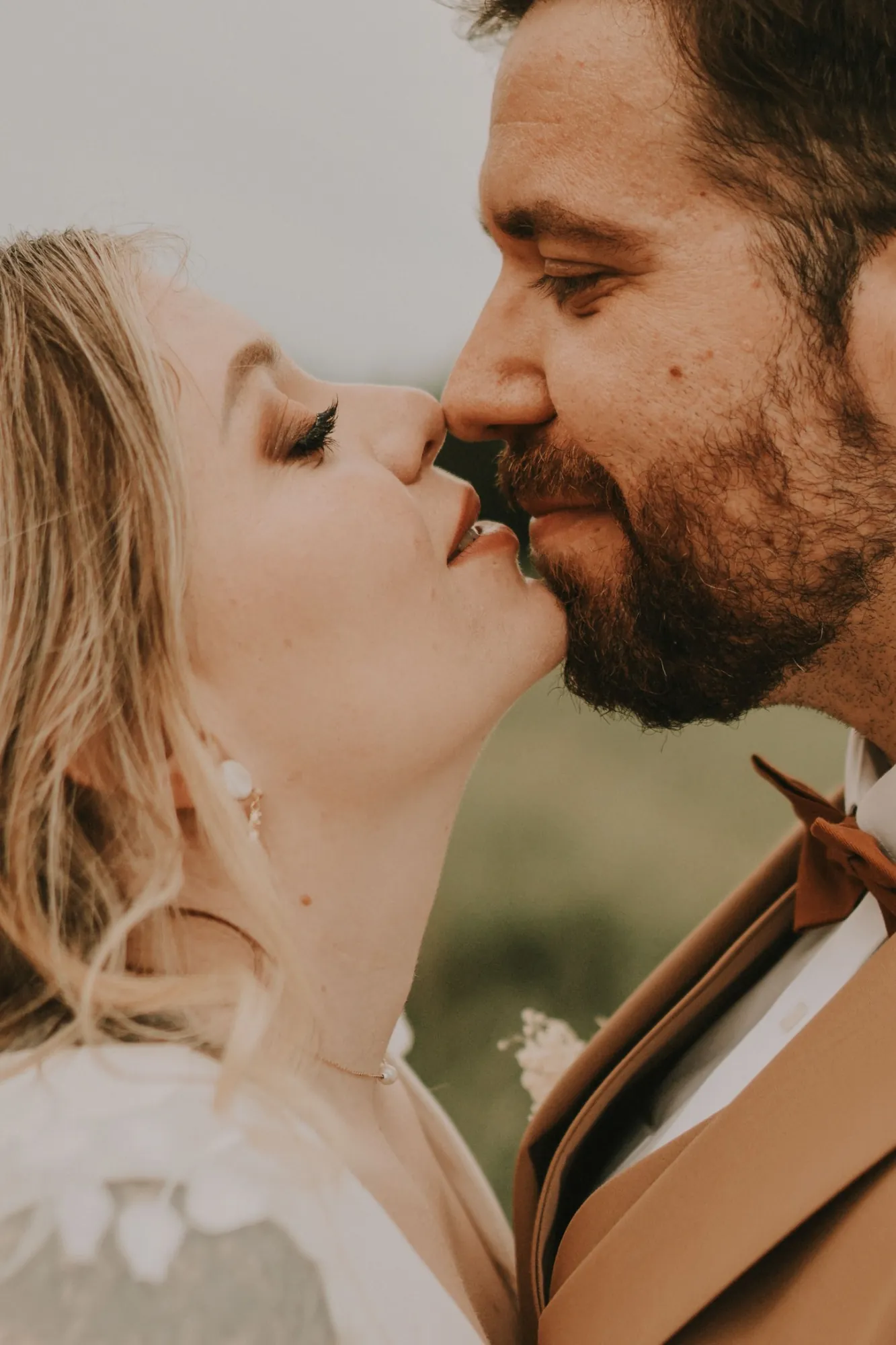 Faire-part, chaussures et accessoires de mariage sous un voile