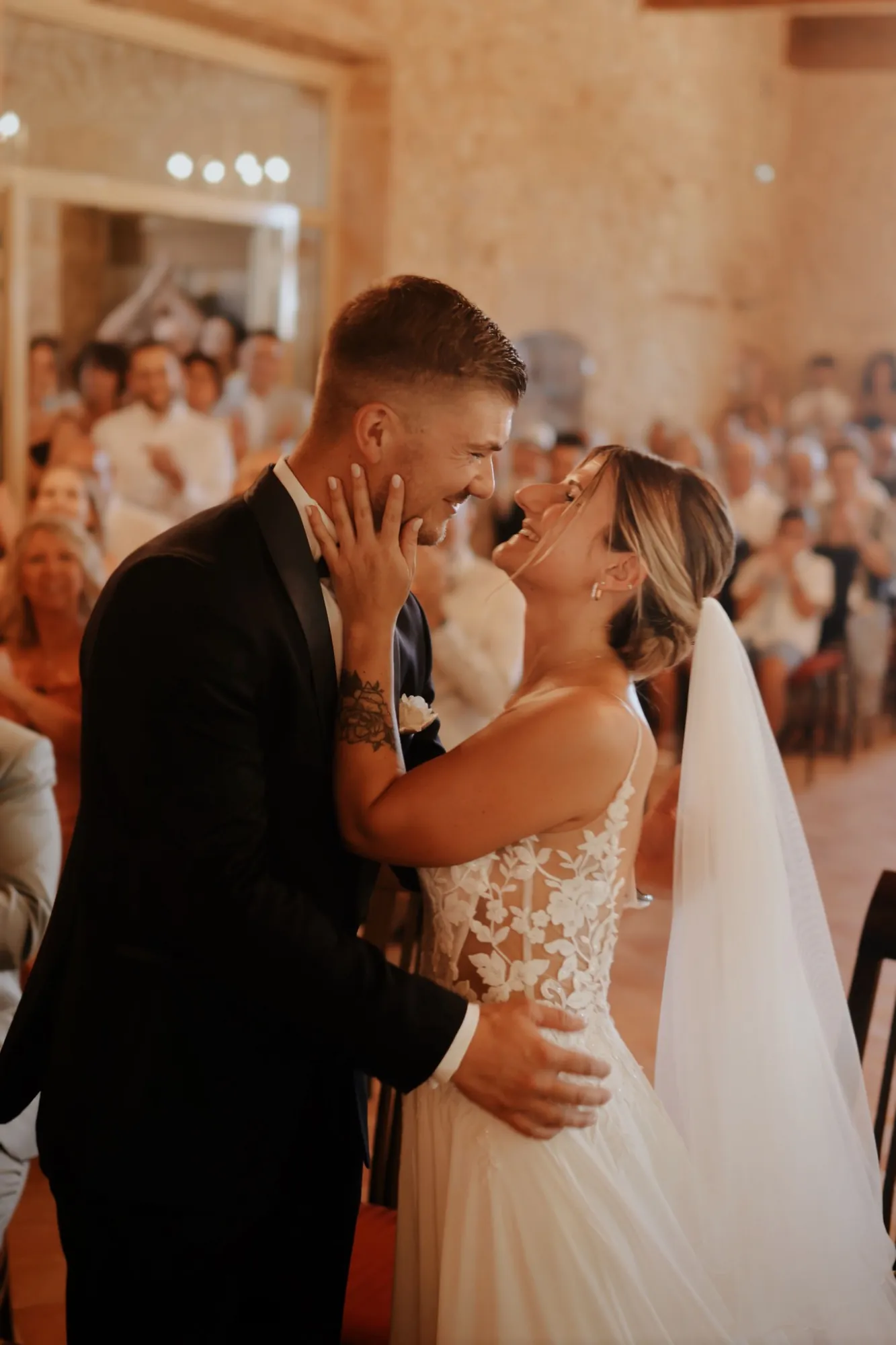 Couple de mariés debout dans l’église