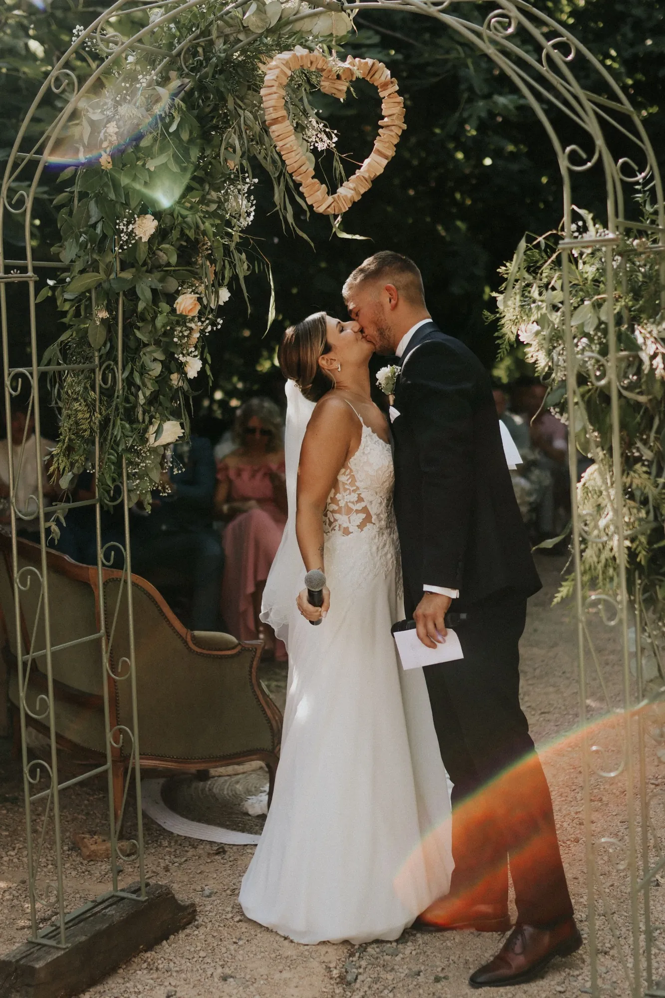Couple de mariés avec bouquet après la cérémonie