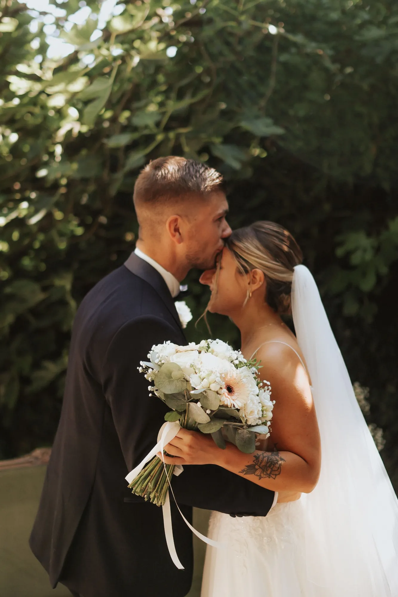 Entrée de la mariée accompagnée par un proche