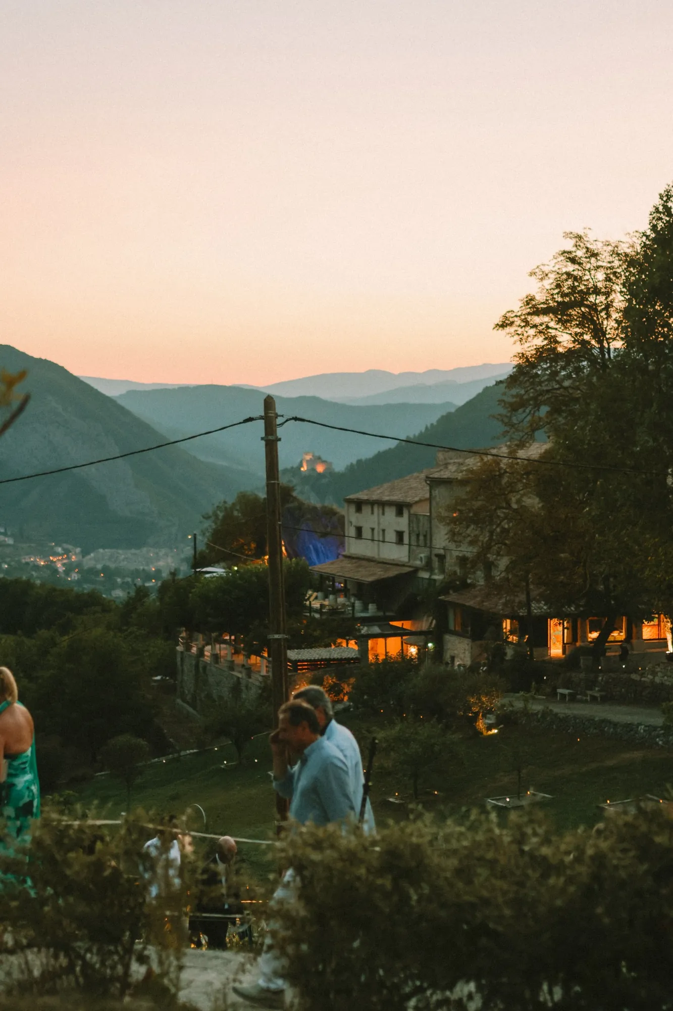 Couple de mariés riant avec vue sur la montagne